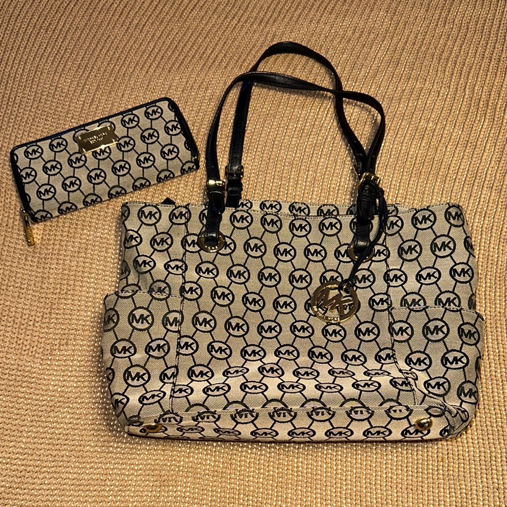 Michael Kors Black and Cream Tote Bag Logo Design with matching Wallet